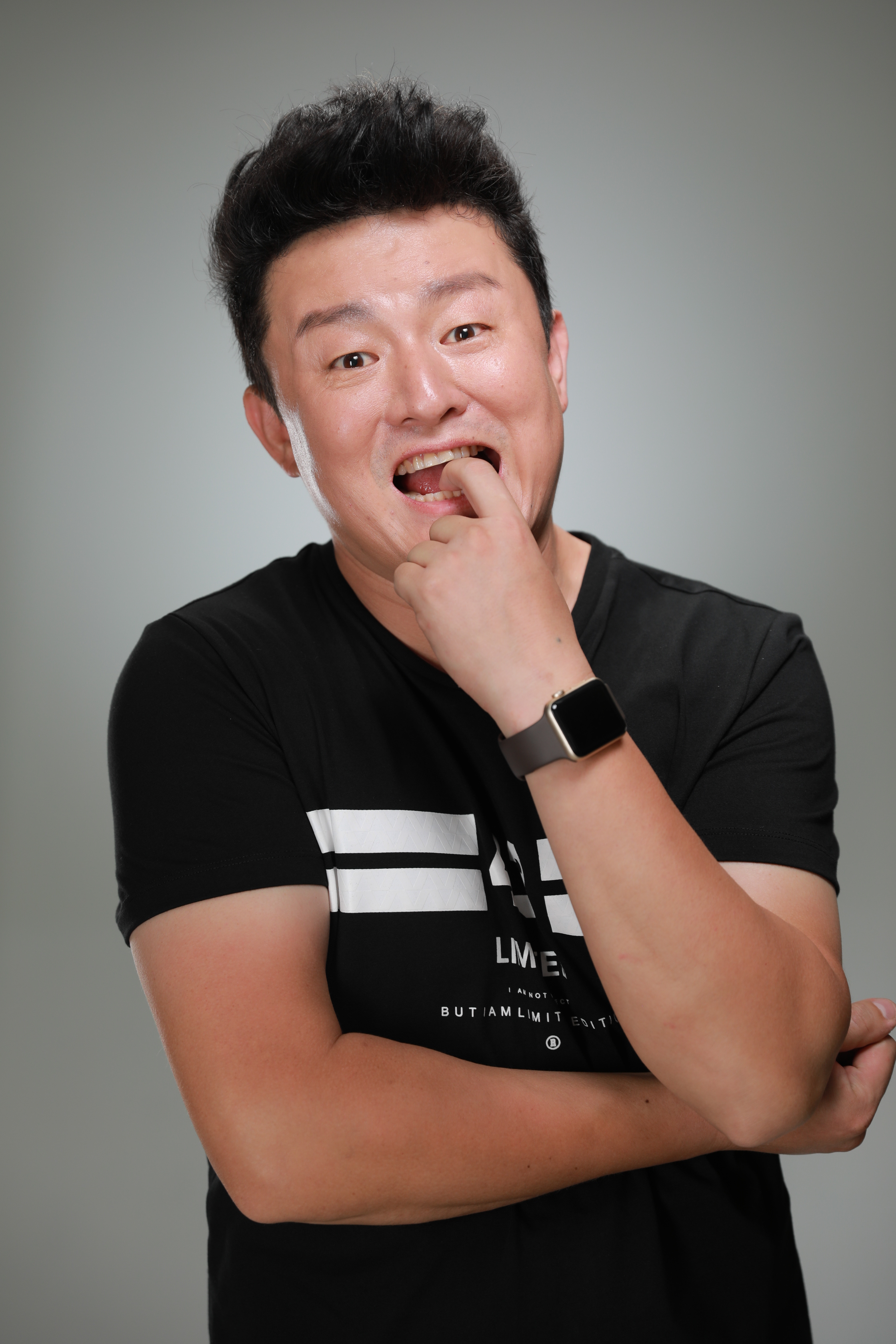 data-id="go0m41ejjj">张磊, a target="_blank" href="/item/青岛人