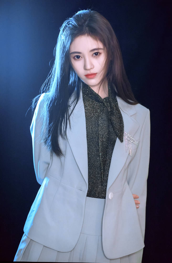  p>鞠婧祎(kiku),1994年6月18日出生于四川省遂宁市,中国内地影视女