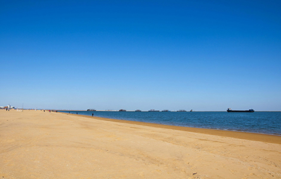  p>东疆港人工沙滩又称 a target="_blank" href="/item/东疆湾