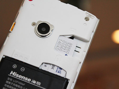 海信e300是一款外型非常简约,时尚的手机,它定位的主要人群是初级的3g