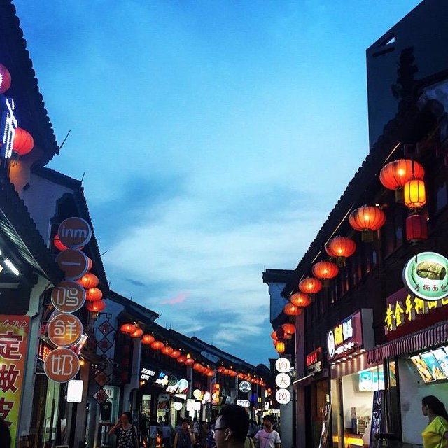  p data-id="gnyu0egz2t">衣裳街,是浙江省湖州市市中心的一条古街.