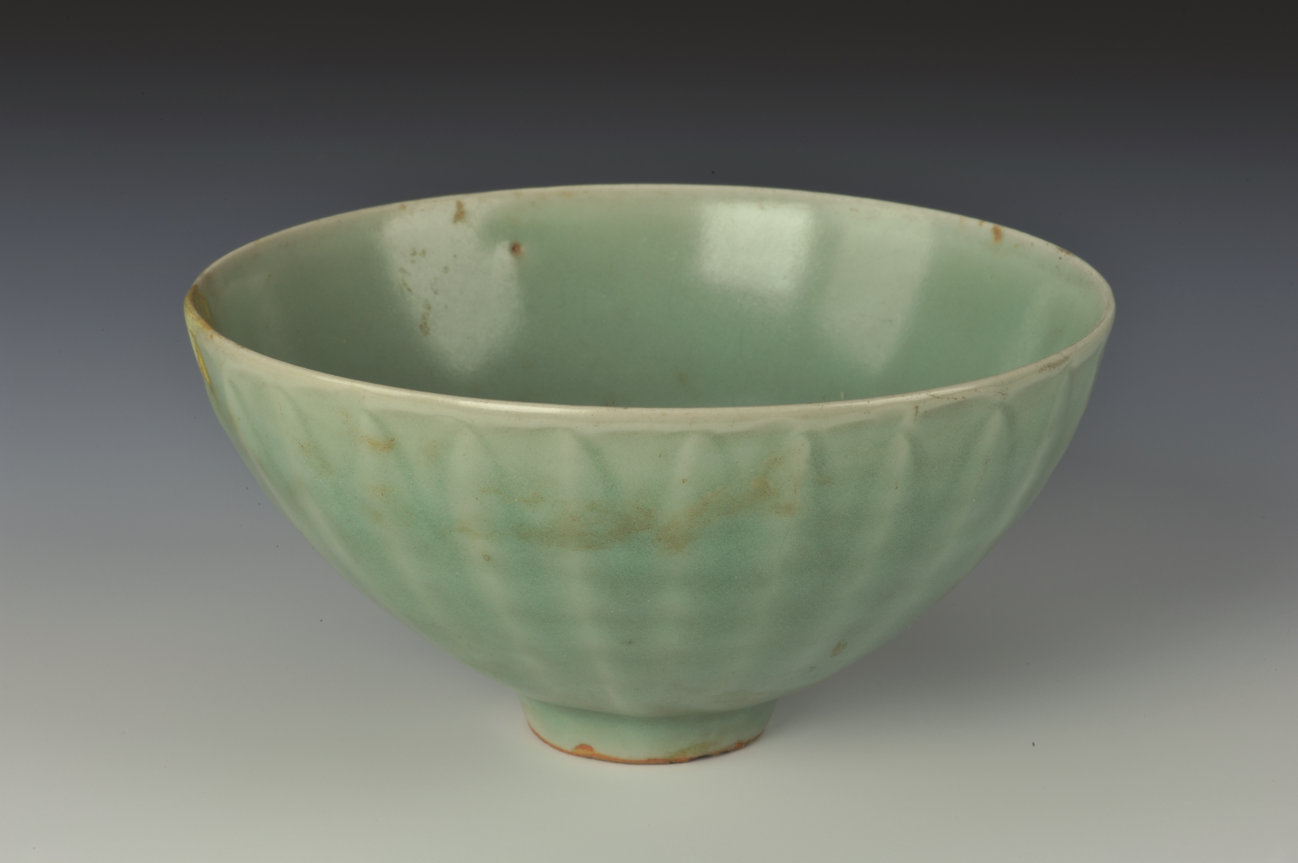 南宋龙泉窑莲瓣碗