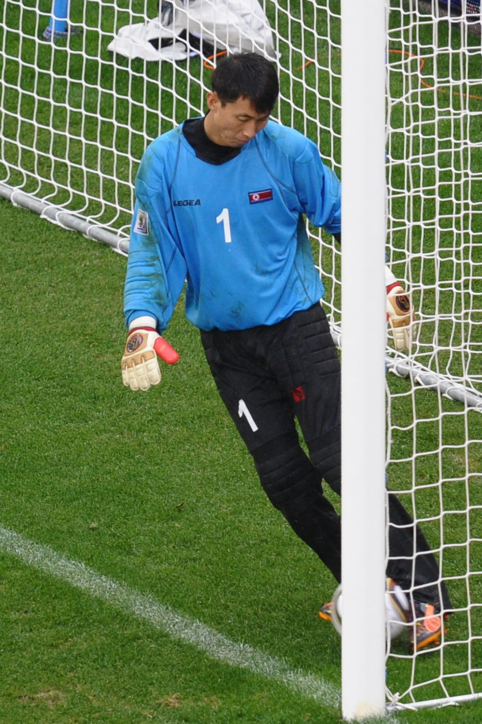  p>李明国,1986年9月9日出生于朝鲜平壤,朝鲜职业足球运动员,场上司职