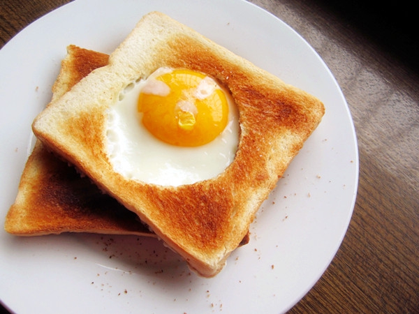  p>吐司煎鸡蛋是一道简单的食品,主料是吐司方包3块,鸡蛋3个,黄油一小