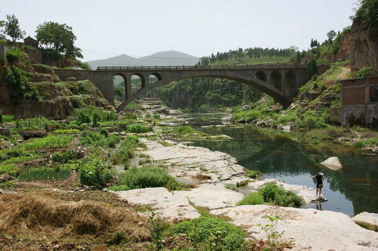  p data-id="gnbb4x6j1r">河头村是五龙镇的北大门,西接临淇,北靠东姚