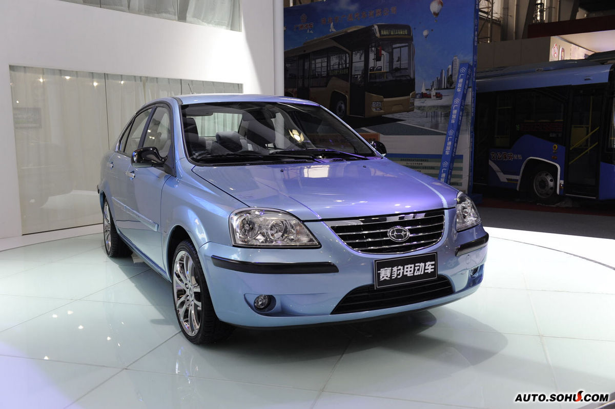 在喜庆的气氛中,哈飞汽车宣告:深圳生产基地剪彩投产,哈飞赛豹v系投放