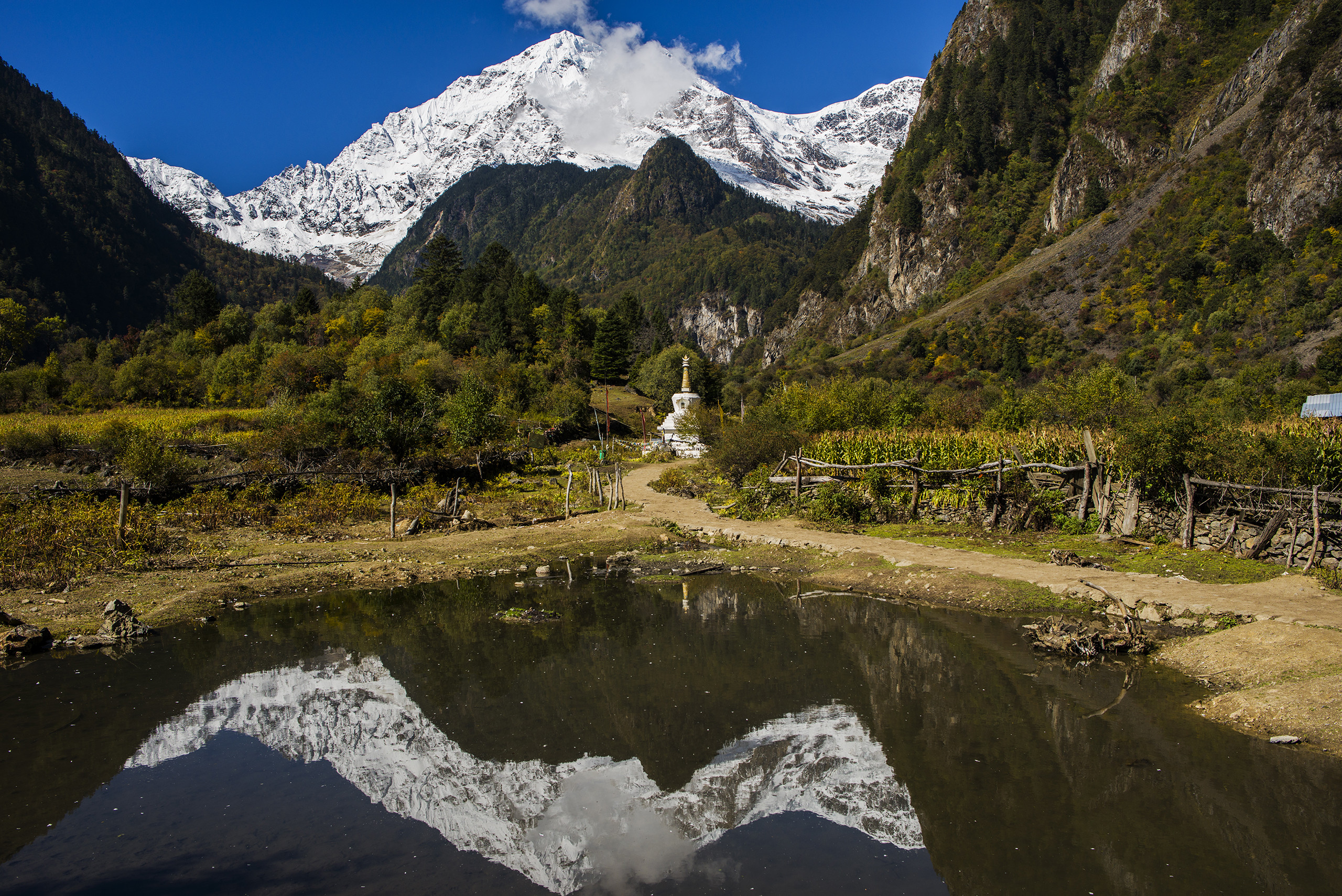  p> b>雨崩村 /b>位于 a href="#" data-lemmaid="18664752">云南省 