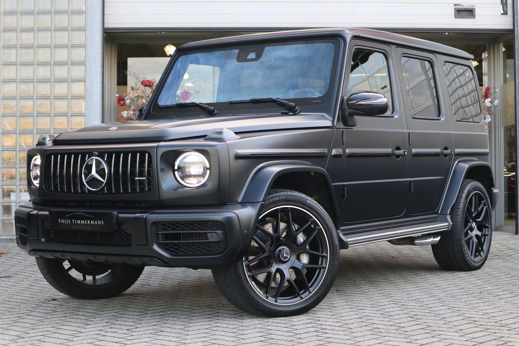 其简洁明朗的线条勾勒出越野车应有的刚劲线条,又有奔驰家族特有的