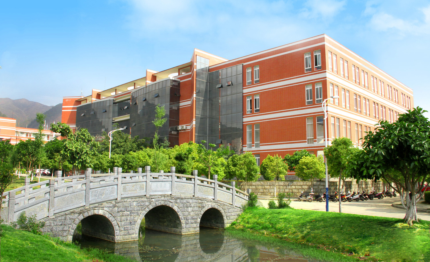  p>保山学院(baoshan university,bsu)是经国家教育部批准的全日制