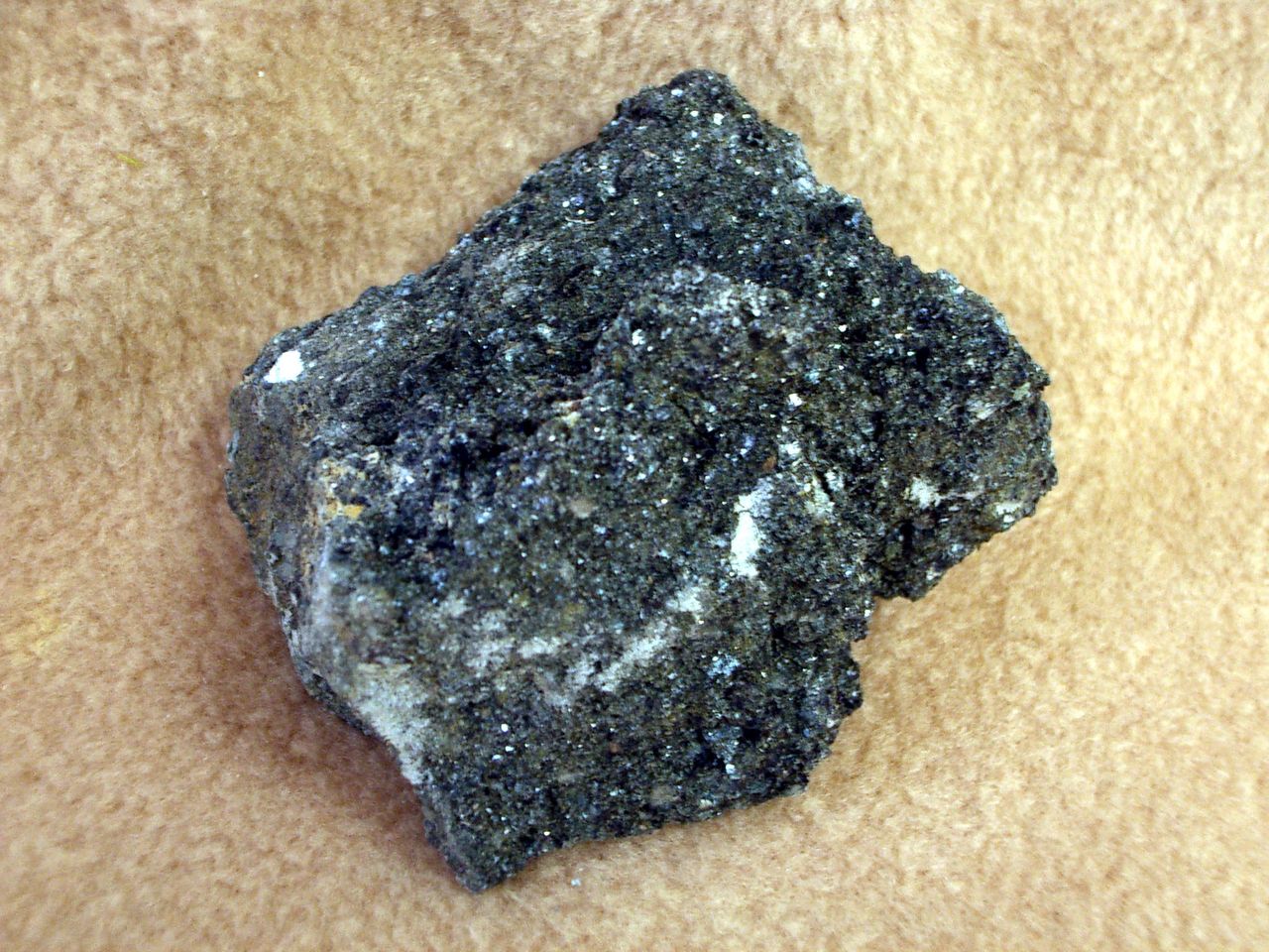  p>叶绿泥石(penninite)是一种绿泥石,也是绿泥石中最常见的矿物种类.