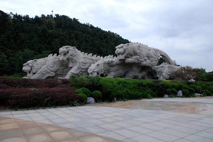  p data-id="gnwrp77x1f">大连虎雕广场位于大连市中山区老虎滩.