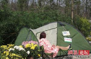  p>朱晓彤,女,生于1989年,80后美女穿低胸短裙扯帐篷征婚,引群众围观.