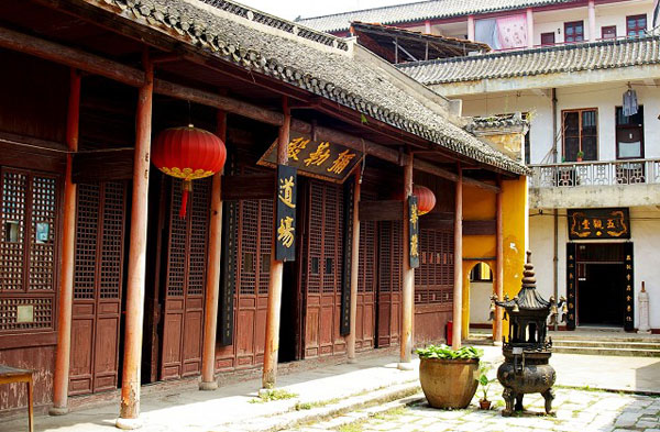  p>莲溪寺,位于湖北省武汉市 a target="_blank" href="/item/武昌