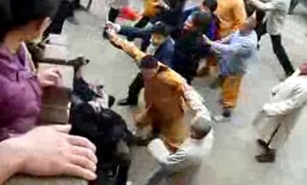  p data-id="gnbkpxq4js">安徽九华山和尚和游客打架被网友全程记录 