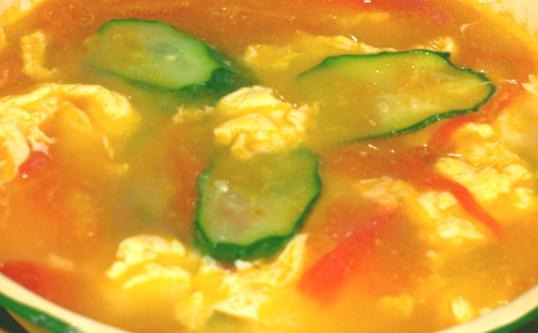 《番茄黄瓜蛋汤》是一款汤类菜品,主要材料是番茄,黄瓜,鸡蛋