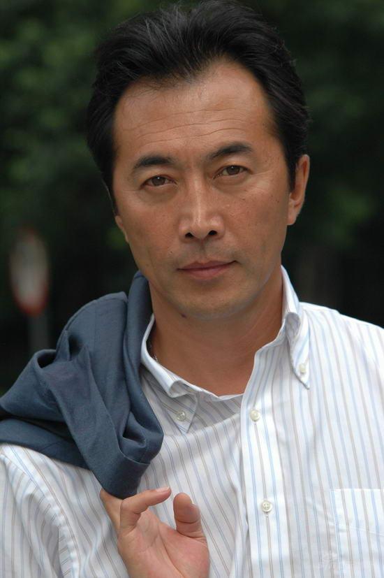  p>郑晓宁,1961年11月6日出生于内蒙古赤峰市,中国影视男演员,1976年