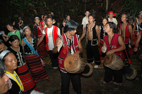  p>祭龙摩爷是云南佤族人的传统宗教祭祀活动,每逢重大节庆日举行祭祀