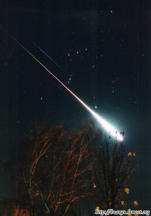 同一群流星在空中大多平行运动,其运行轨道与某些彗星的轨道接近,很