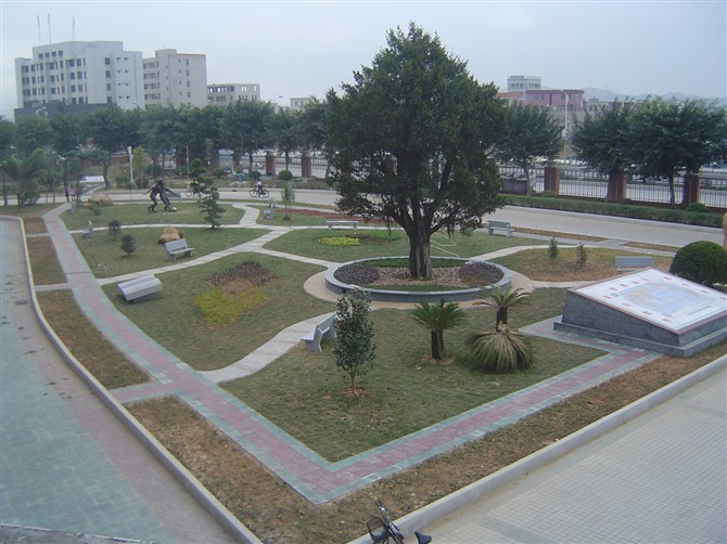  p>惠来慈云实验中学位于县城东面的东山开发区,创办于2003年9月,由 a