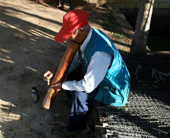  p>吸竹筒水烟是民间古老习俗.