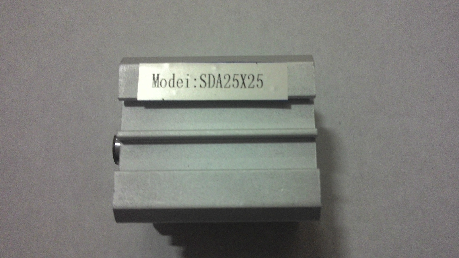  p>气缸是指引导活塞在缸内进行直线往复运动的圆筒形金属机件.