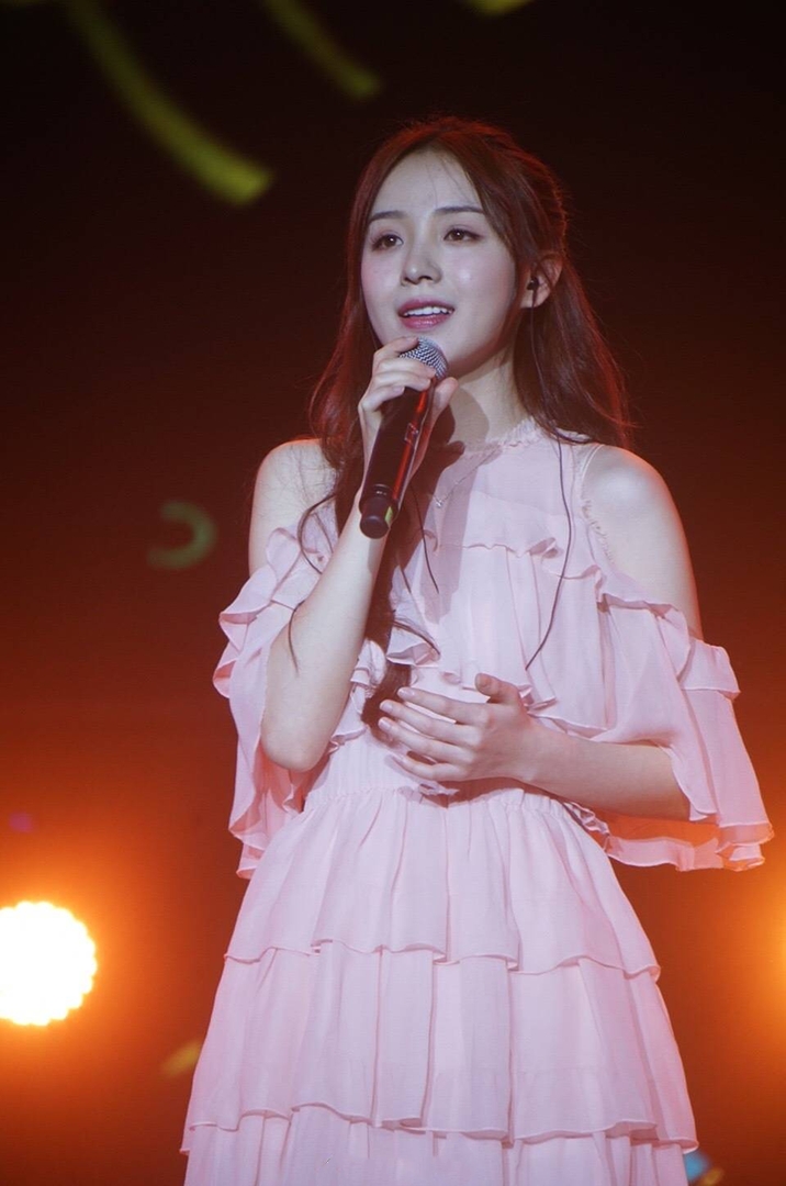  p>周二珂,中国内地网络女主播,歌手,1995年1月6日出生于广东省深圳市