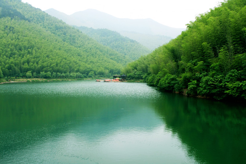  p>竹海,由漫无边际的竹林组成,四周青山环抱,湖水常年清澈如镜,水在