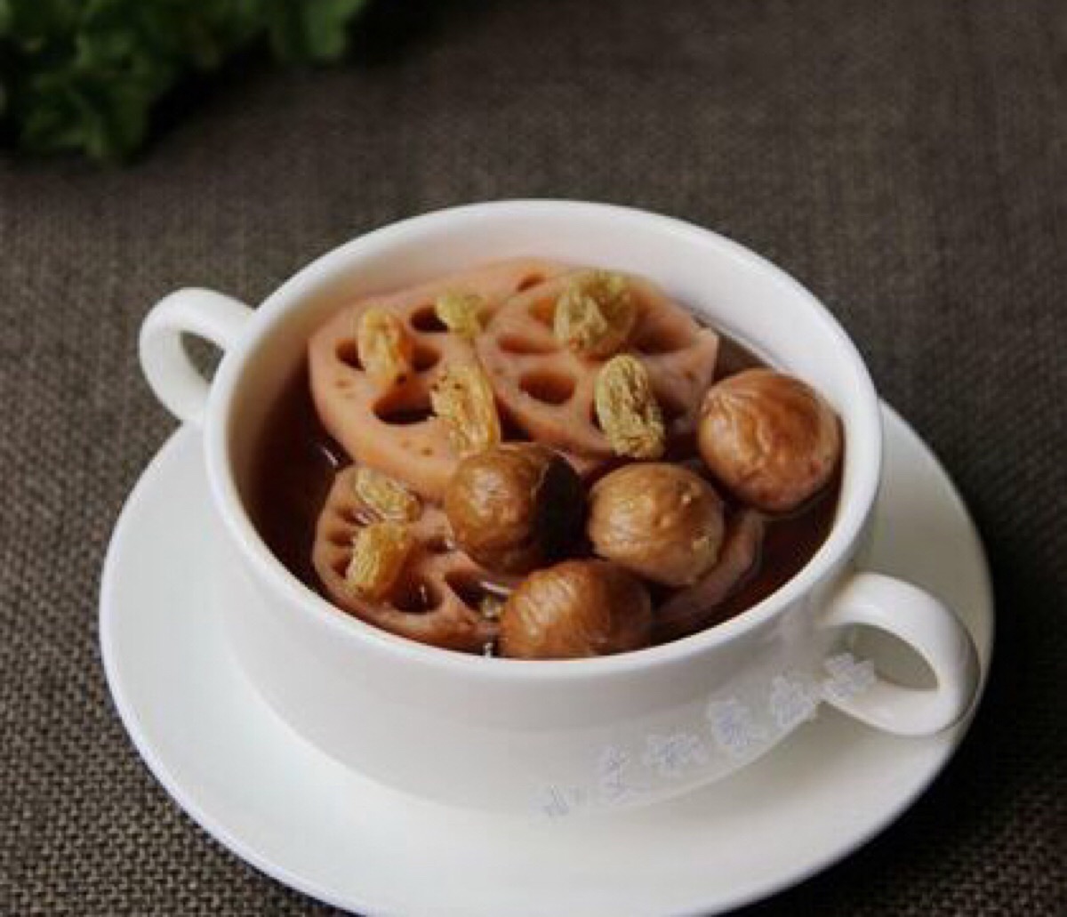  p>栗子莲藕汤是一道传统的传统名点.