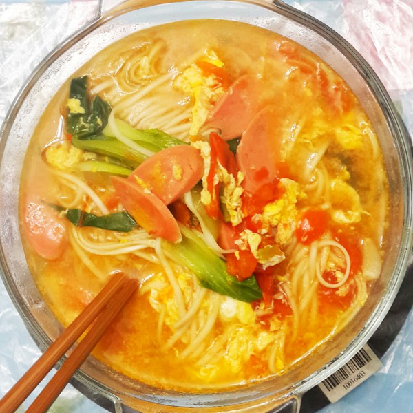  p>土豆鸡蛋热汤面是面的一种做法,用鸡蛋和土豆作为辅料做成的. /p>