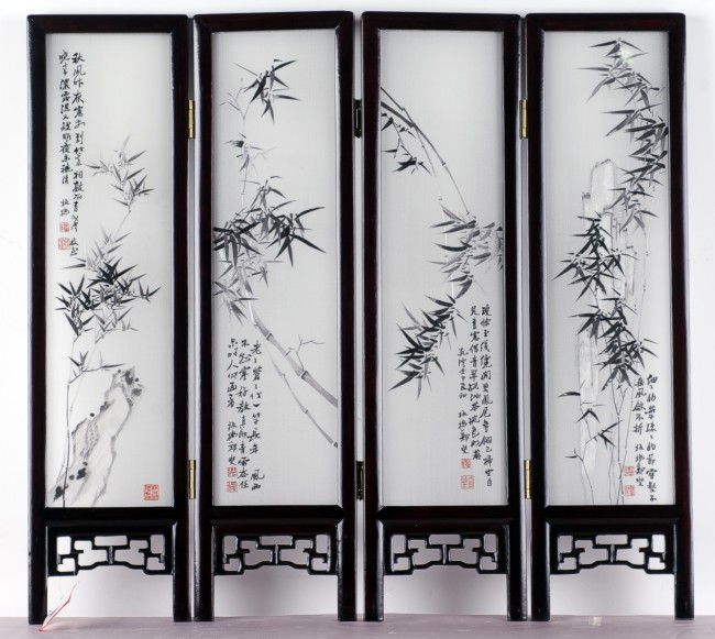 框架是用红木打磨或者油漆而成.双面绣的绣法比一般平针的绣法要难.