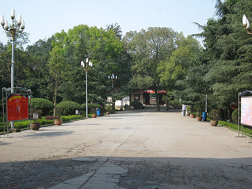 2 middle school),简称富顺二中,是一所高完中学校,包括初中,高中,是