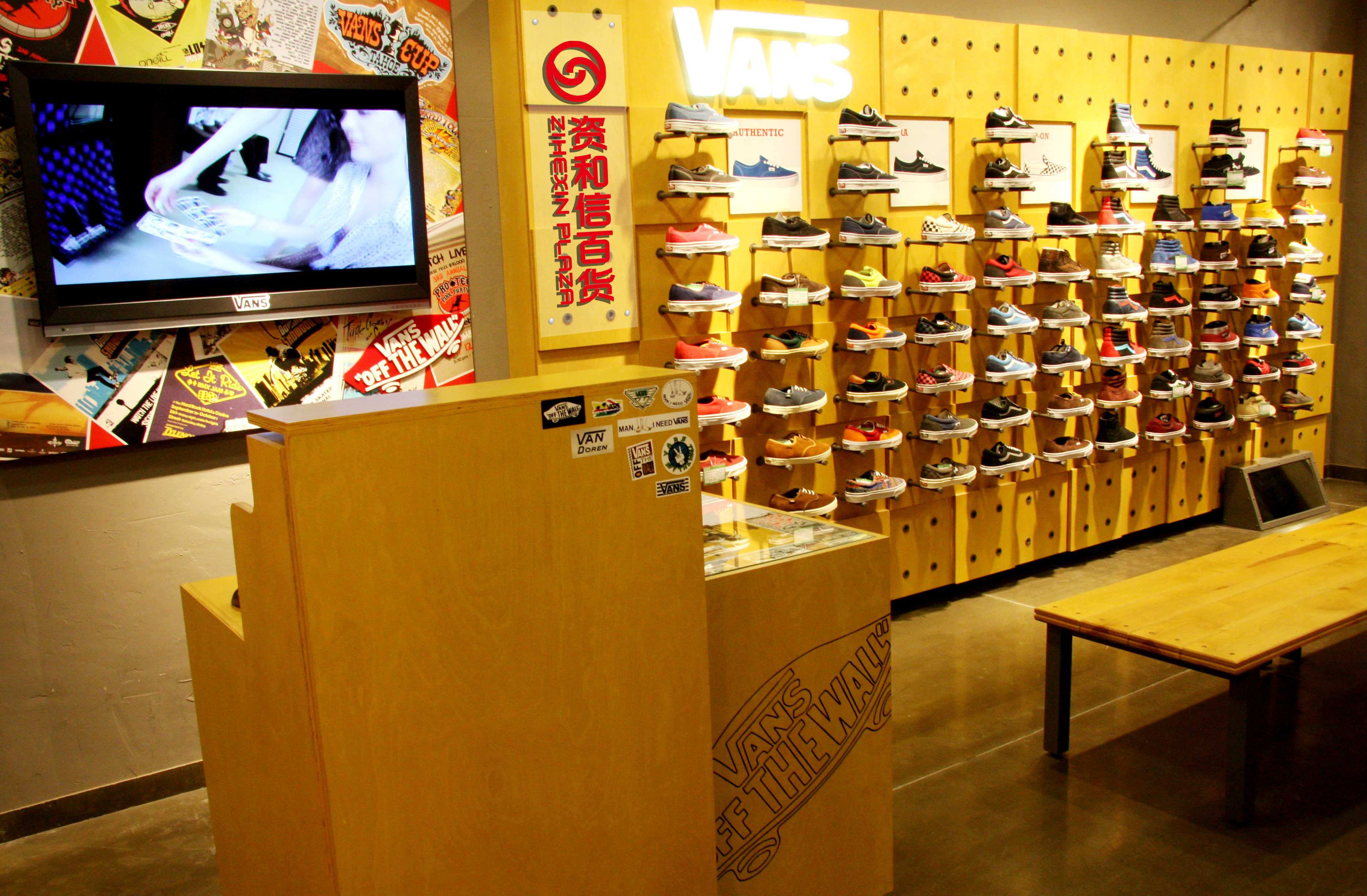  p>vans(范斯)是1966年3月16日由保罗·范·多伦(paul van doren)创始