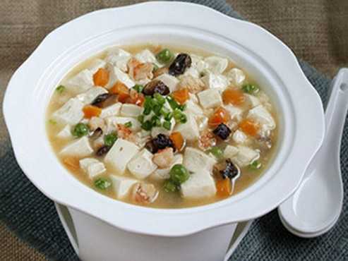  p data-id="gnauvee8k3">青豆炖豆腐可补充人体必需的多种 a target=