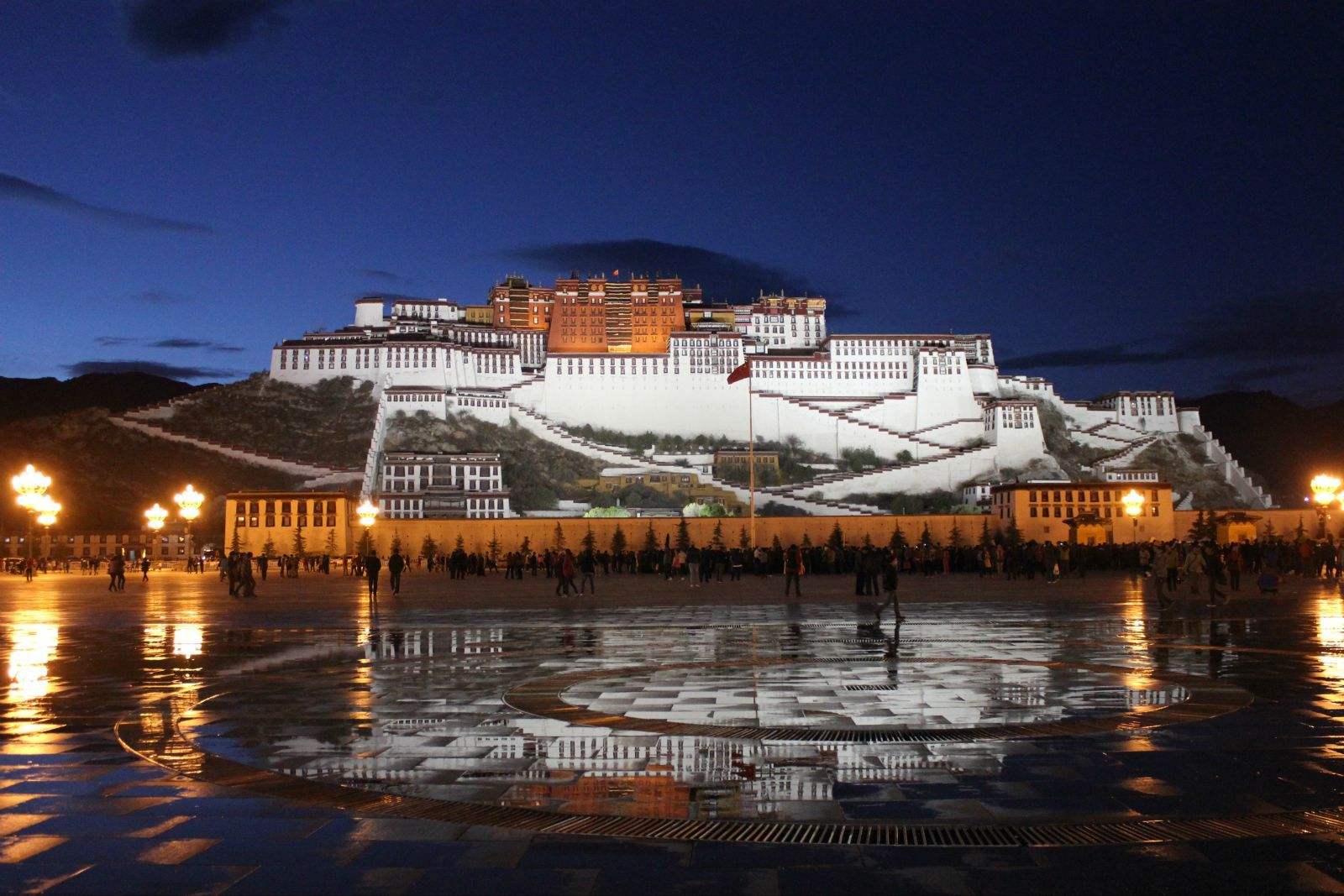  p>布达拉宫广场是世界海拔最高的 a target="_blank" href="/item