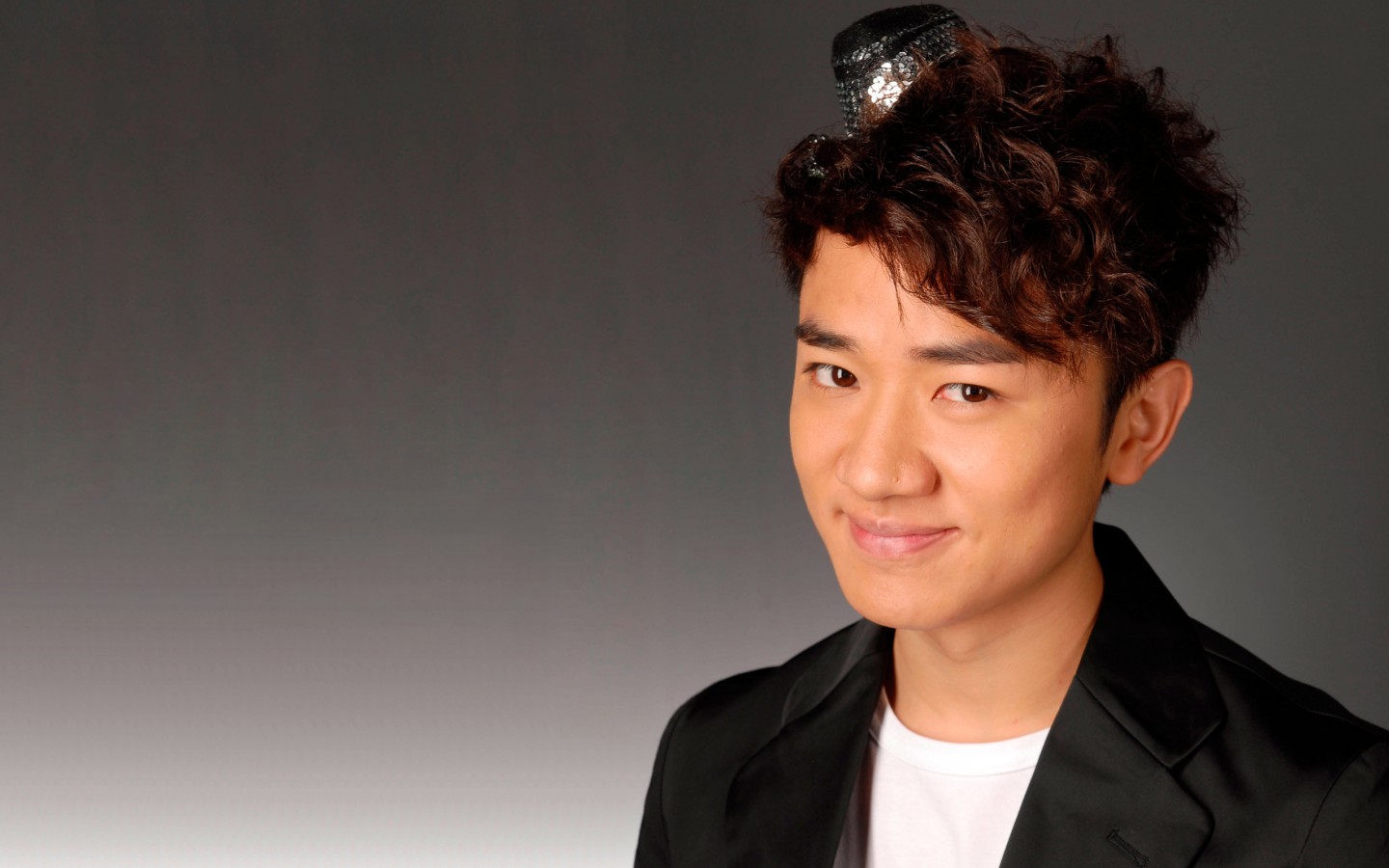 tvb艺人王祖蓝最新个人专辑《奇幻逆缘》歌曲《百变怪咖》由祖蓝作词