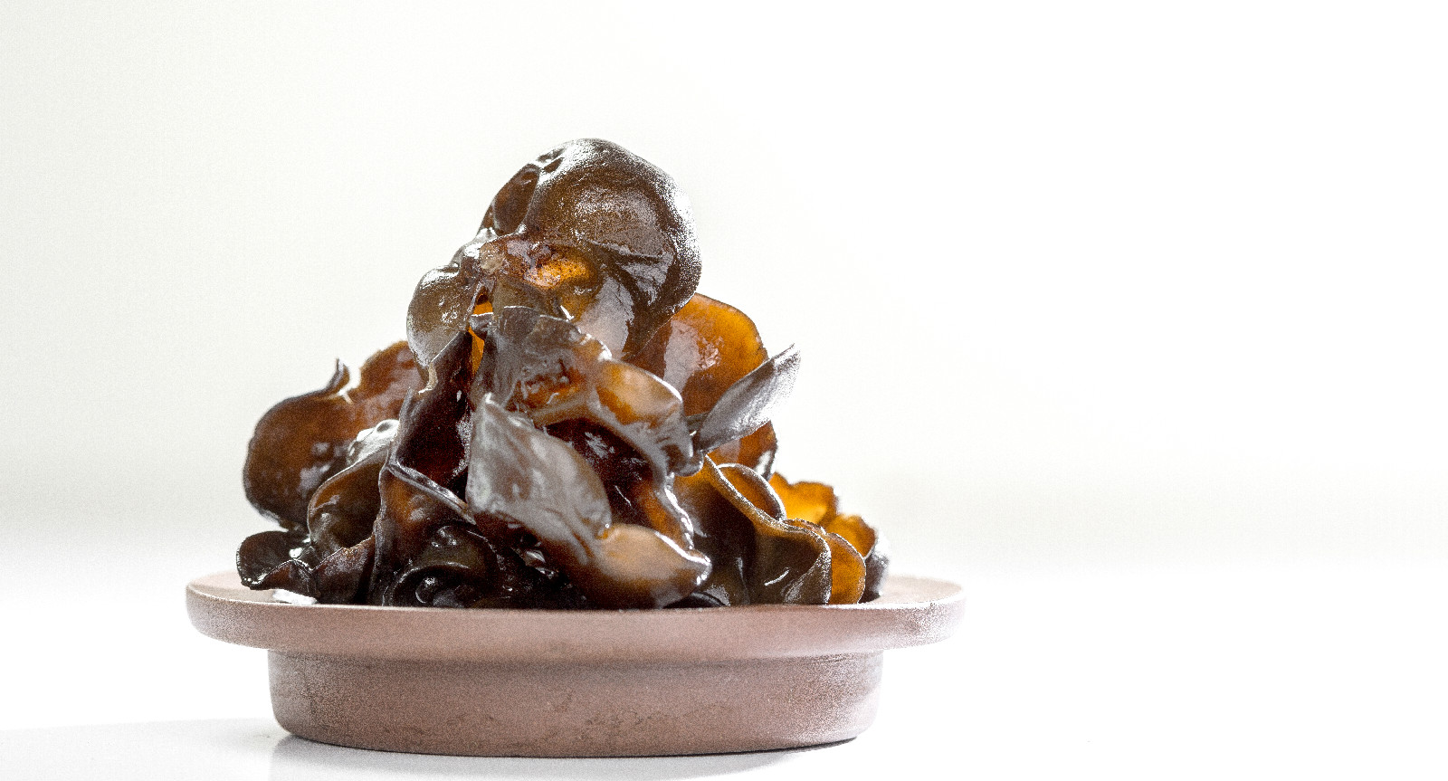  p>木耳,又叫云耳,桑耳,是我国重要的食用菌,有广泛的自然分布和人工