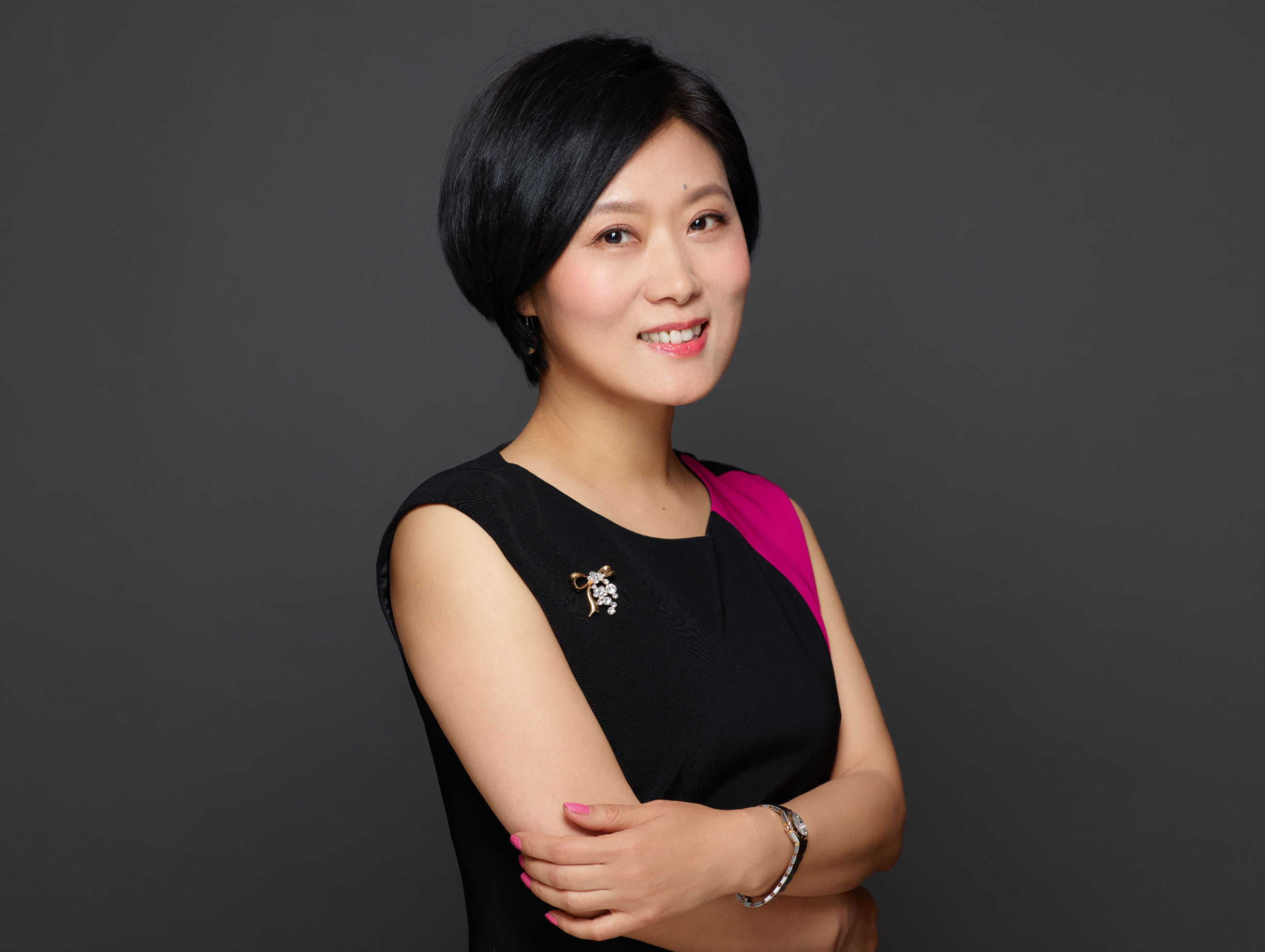  p>贾梦霞,女,亲见传媒创始人,总裁;中央电视台品牌顾问; a target="