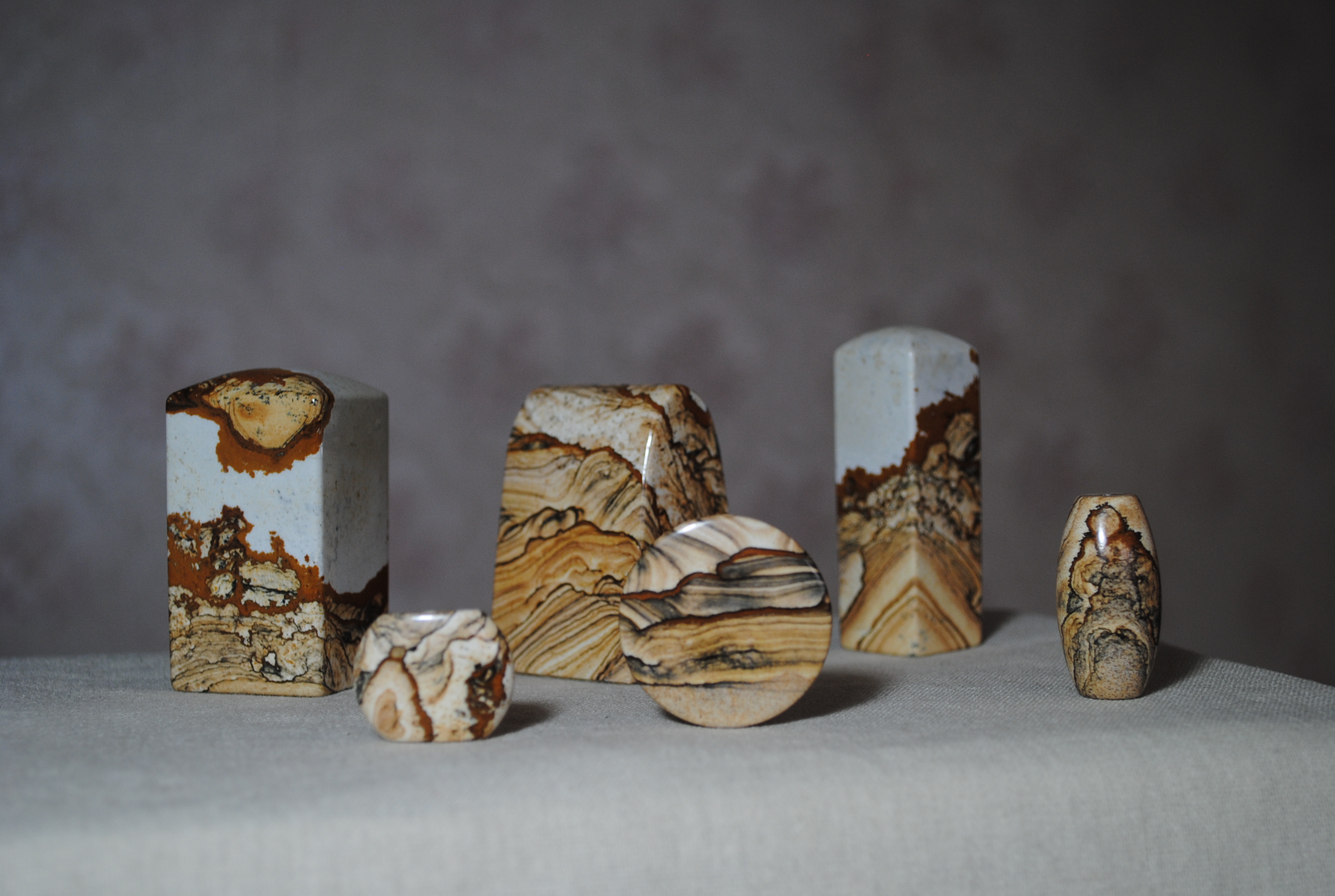 图画石即风景石,是一种长英质砂岩