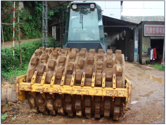 data-lemmaid="12717562">单位压力 /a>,由于凸块形似羊足故称羊足碾