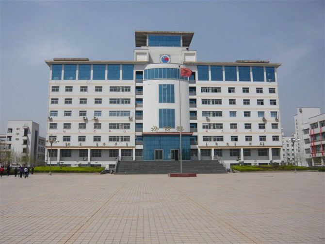  p>林州市实验中学,坐落在 a href="#" data-lemmaid="34502">红旗渠 
