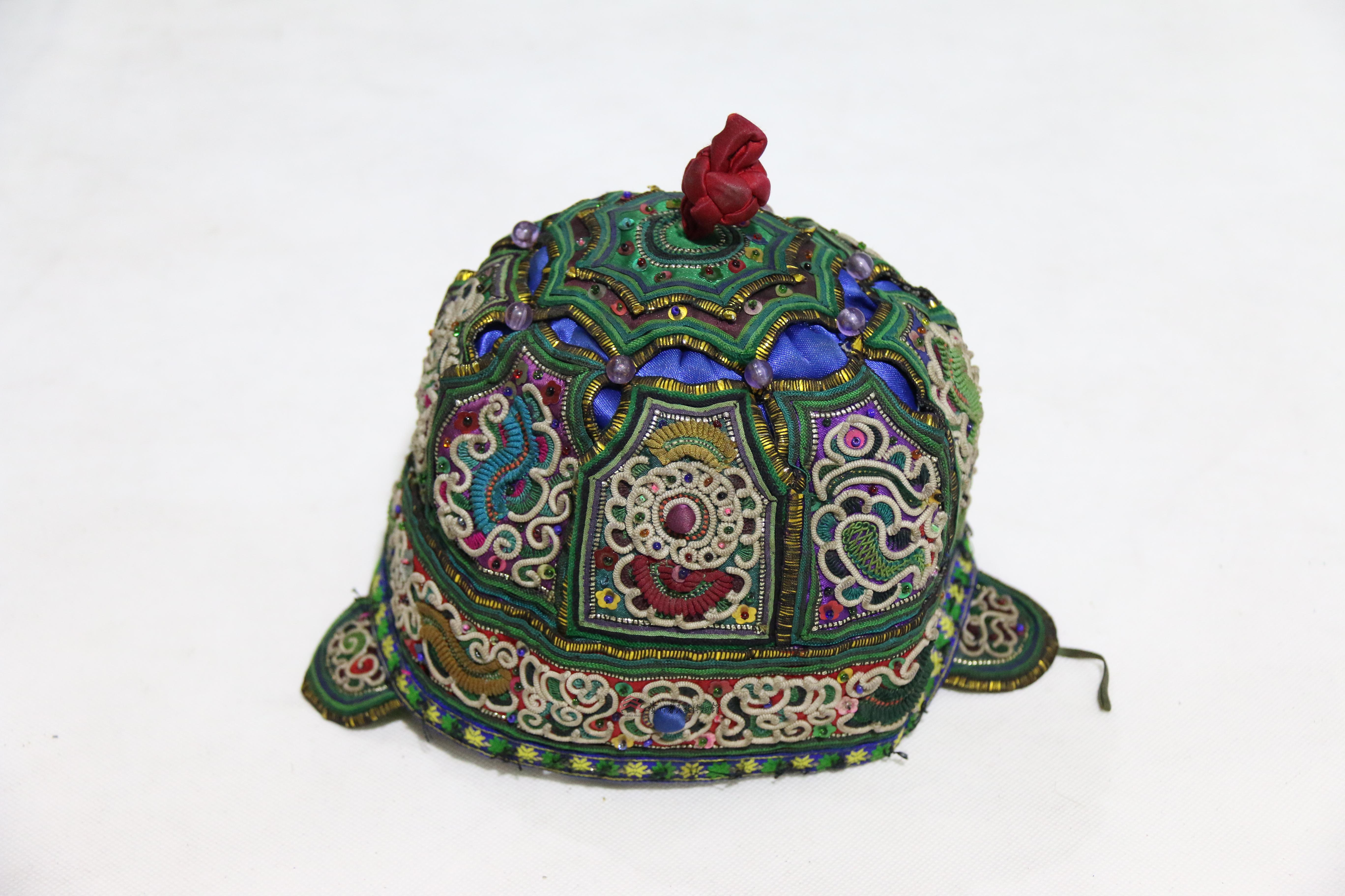 当代侗族缠绣龙抢宝纹女童帽