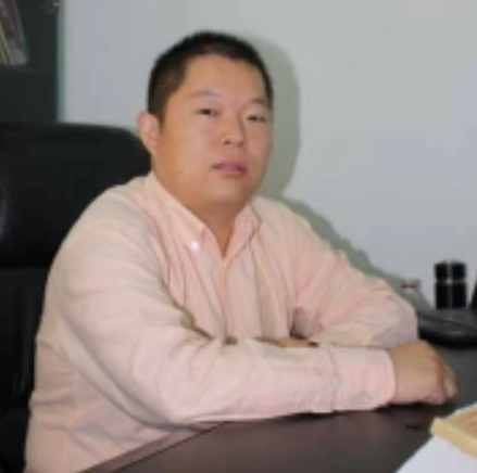  p>杨登科出生于上世纪70年代,河南省驻马店人上蔡县人,自幼家庭清贫