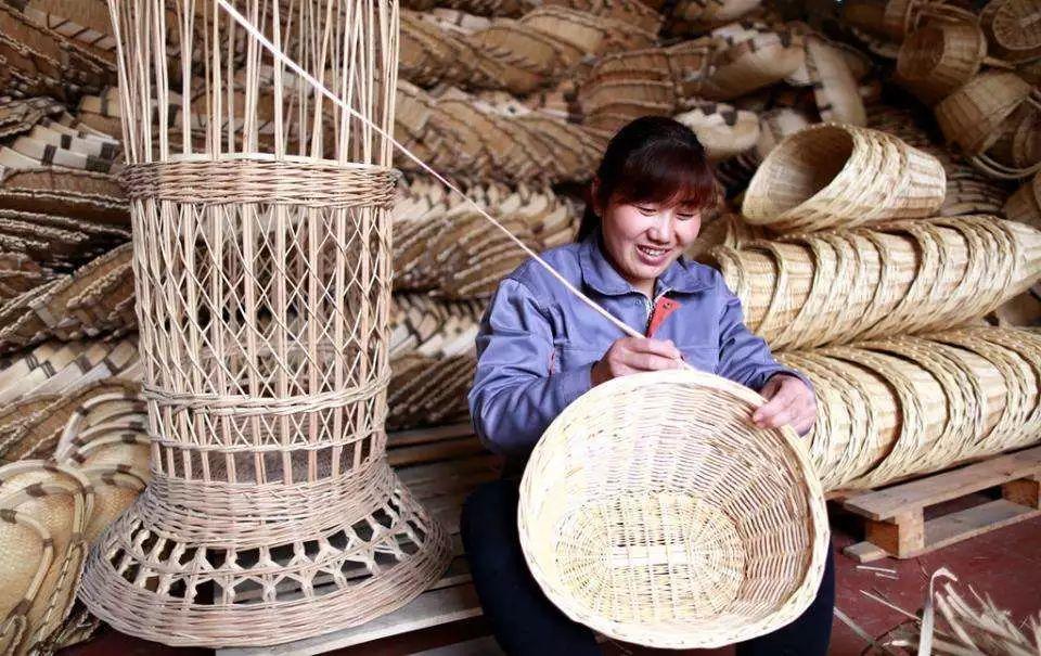 柳编作为传统的手工艺产品,因其自然雅致,美观实用的特点深受海内外