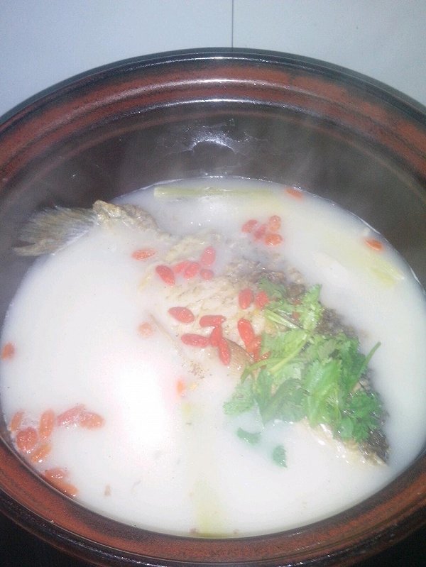 鲫鱼萝卜枸杞汤