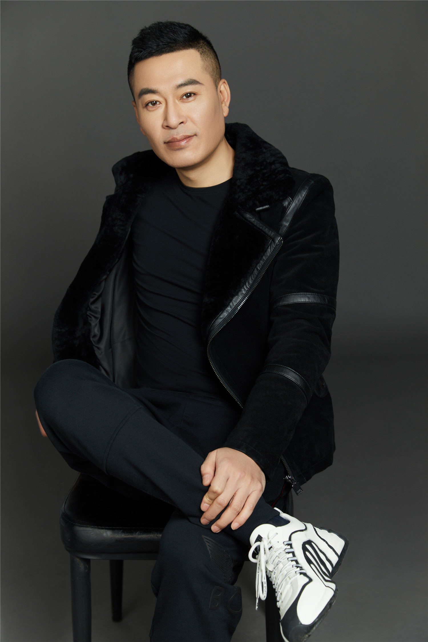 于吉林省长春市,毕业于吉林省艺术学院戏剧系表演专业,中国内地男演员