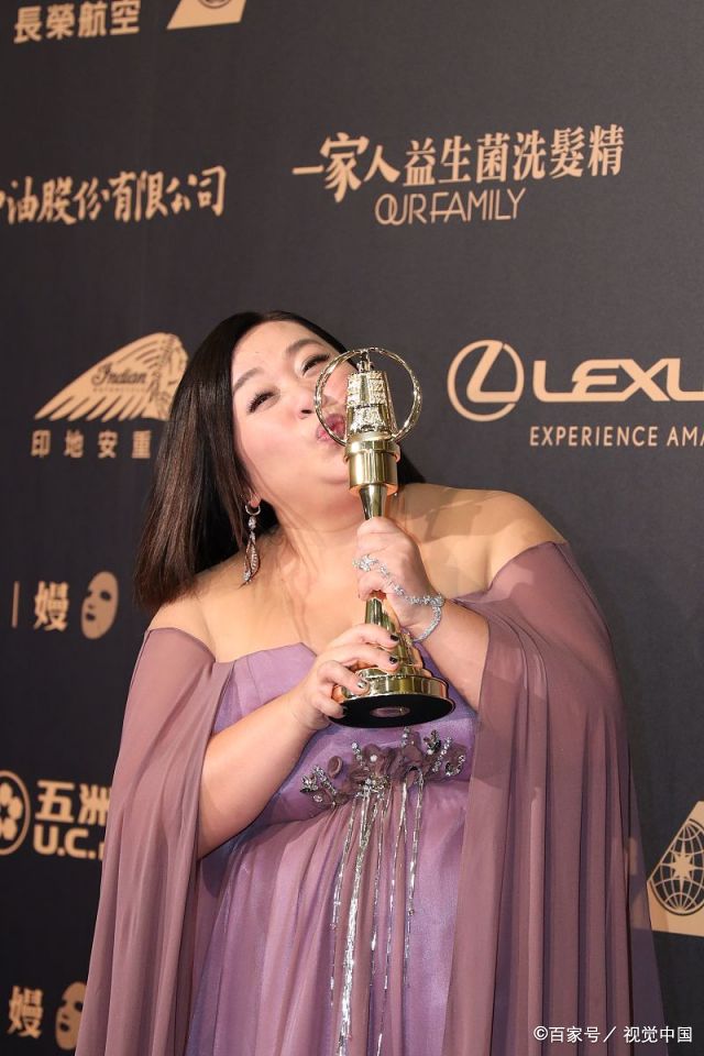 女演员钟欣凌获迷你剧集最佳女主角，穿紫色礼裙兴奋吻奖杯_百科TA说