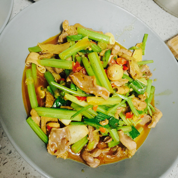  p>芹菜炒鸡杂是一款家常菜品,制作原料主要有芹菜,鸡杂等.