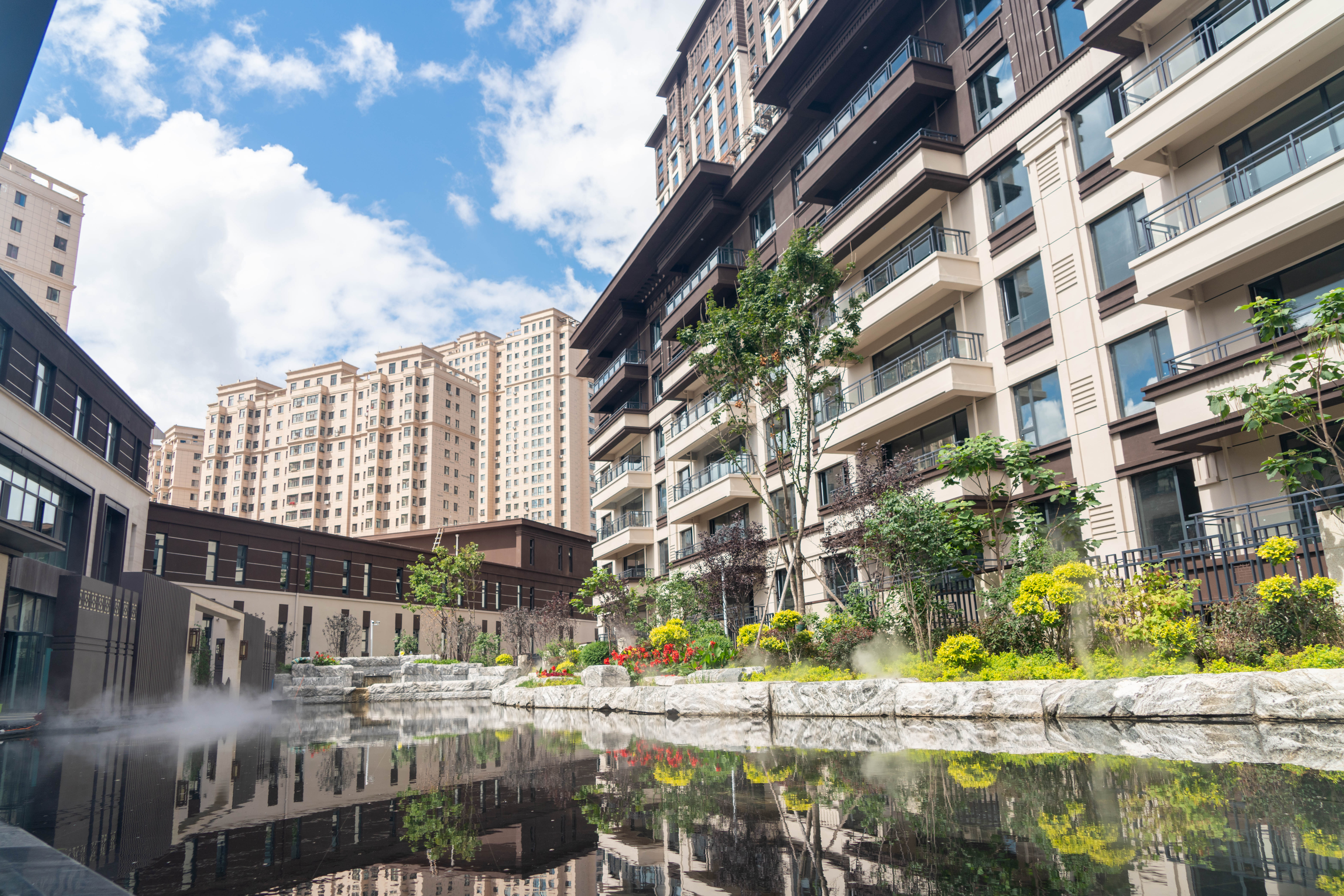 class="ref" data-ctrid="sitms6uyrdtb">华强璞院位于佳木斯市万粮街