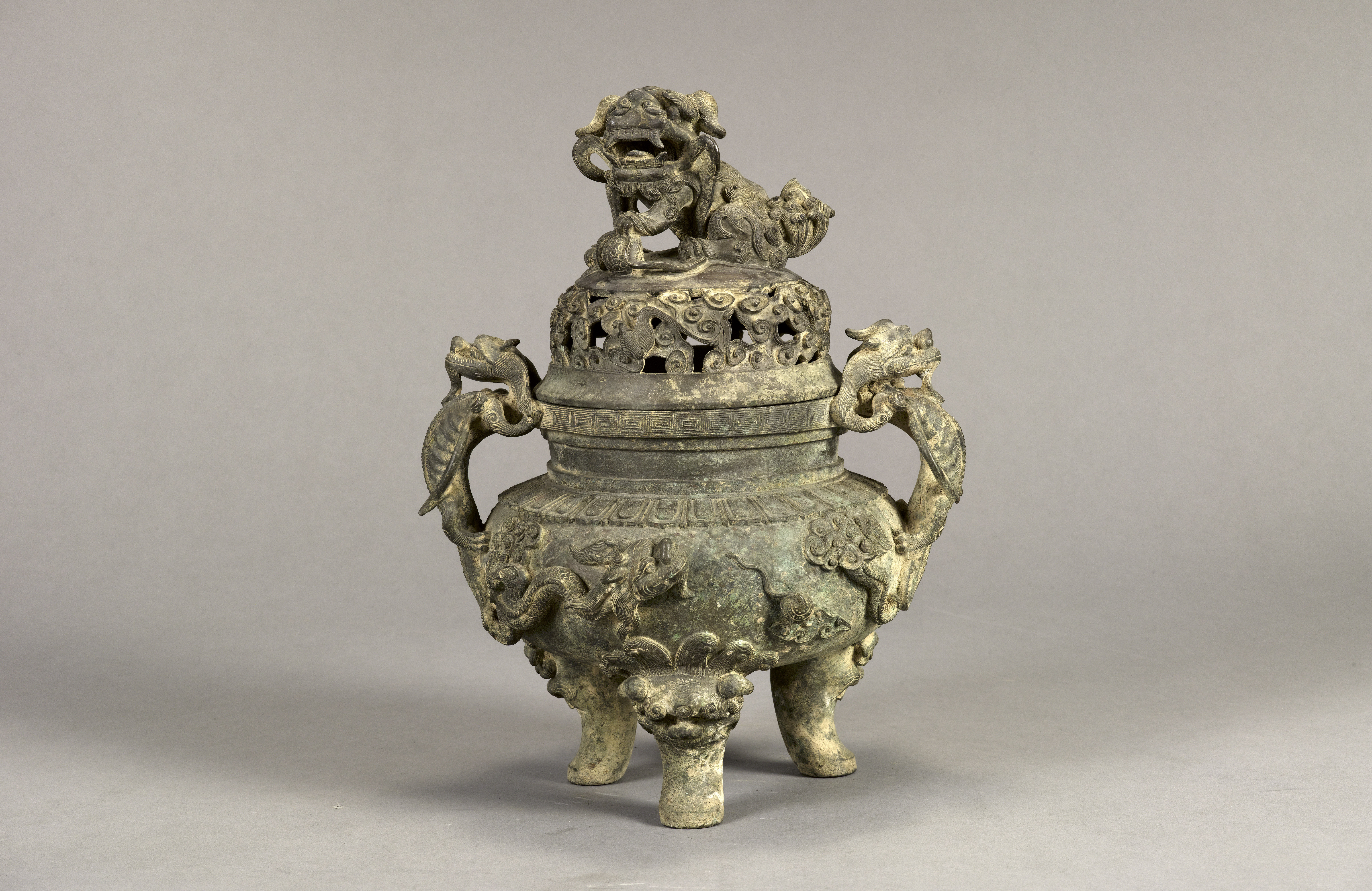  p>明狮龙纹香炉是青铜器类文物,现收藏于湖南省博物馆. /p>