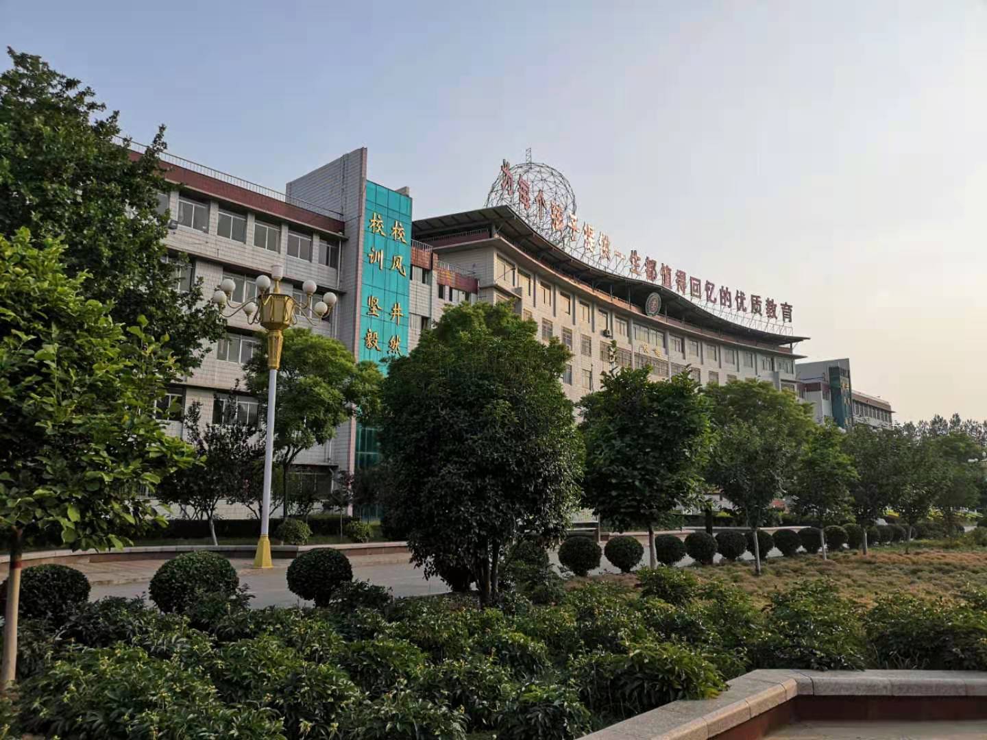 >滕州市实验中学始建于2003年4月,学校现有95个教学班,其中高中班75个